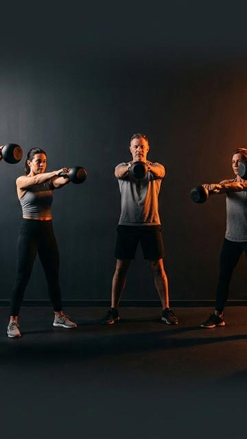 Ćwiczenie z kettlebell w Studiu Treningowym