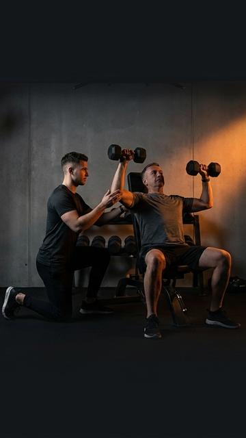 Trening z hantlami pod okiem trenera